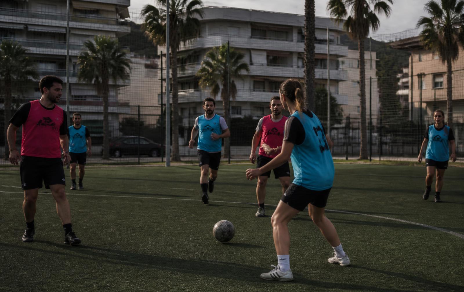 Jugadores locales en un campo de Teki Ball en Lloret de Mar